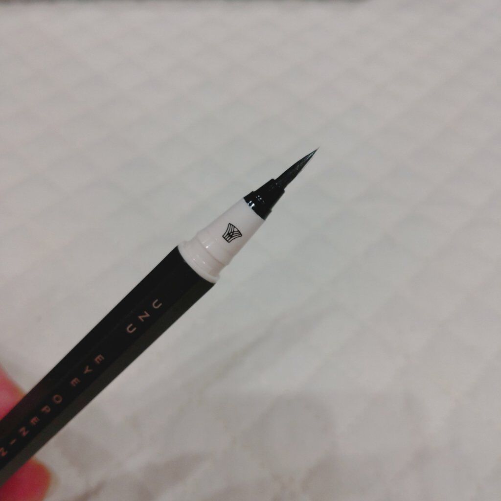 7 SHADES OF BLACK/UZU BY FLOWFUSHI/リキッドアイライナーを使ったクチコミ（3枚目）