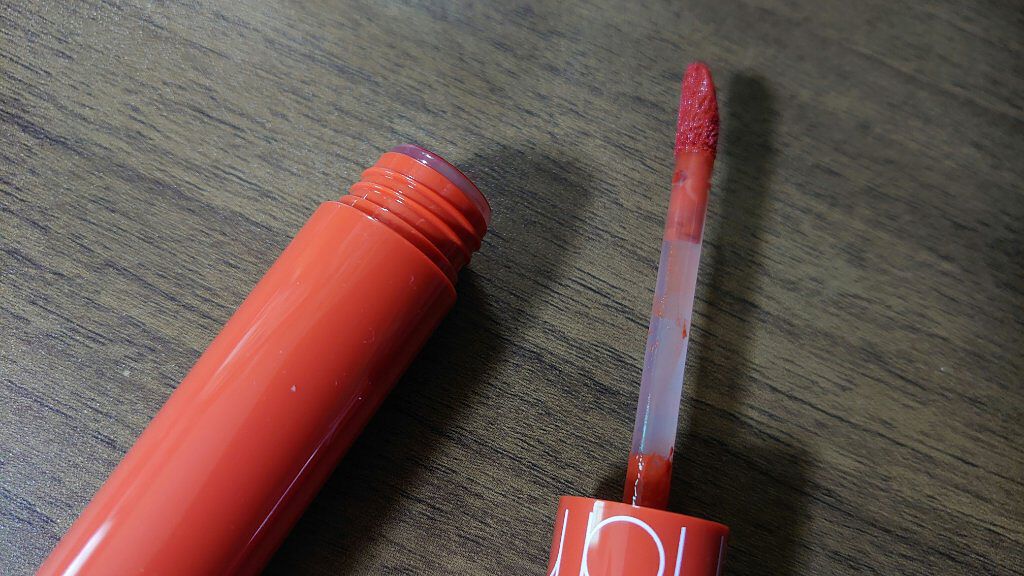 ジューシーラスティングティント/rom&nd/リップティントを使ったクチコミ（2枚目）