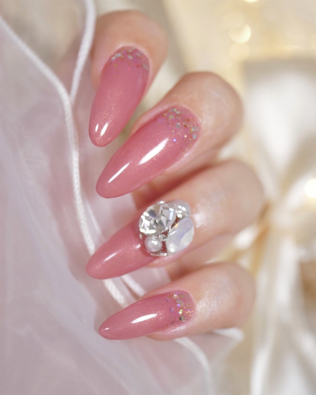 12/19 20:00- @reagel.nail 新発売
S049シアーローズと069ゴールドをミックス🌹✨️
繊細ゴールド分かるアップの写真も載せました📸
⁡
薬指のビジューはねんどジェル
【マルチクリア】でつけています💎
硬く固