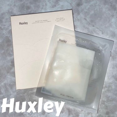 【🏜サボテンシードオイルでしっとり🌵】

Huxley/ハクスリー

🌵コンディショニングマスク；ワンモーメント
25ml×5枚入り

💡サボテンシードオイルから作られた天然ヒト型セラミド成分を配合したコンディショニングシートマスク

乾燥した肌に潤いと栄養を与え、
キメの整ったなめらか肌に導きます

────────────

コロナ禍でマスク生活に対応した
肌をより健やかな状態に整えるスキンケアシリーズ😷

今までのハクスリーの2層タイプのパックとは違ってそのまま手軽に貼れて、使用時間も短くなった🙌

☑︎オールスキンタイプに対応
☑︎デイリーケア向き
☑︎ヴィーガン認証をうけた環境に優しいセルロースシート🌱

保護シート付きでそのまま貼るだけ🙆‍♀️
肌あたり優しいセルロースシートがしっかりフィットしてすごく好きな使い心地💚
厚みがあって密着力しっかり💪

刺激感なく使えて肌を落ち着かせてくれる◎
セラミド配合でしっとりみずみずしくなめらかな肌に🌵

使用後肌に残ったエッセンスはハンドプレスでちゃんと馴染んでくれる🙆‍♀️

ブースターの役割もあるみたいで、忙しい朝やメイク前にも手軽に使える✔︎

なかなかリッチな使い心地のパックだった…👀

公式でメイク前にも、と勧められてるだけあって保湿感たっぷりだけどベタつかない🥰
夏場に時短スキンケアとして導入するのもよさそう！

はじめてハクスリーのシートマスクを使ってみたけど、使用感とても好み&よかったのでスペシャルケアのパックも気になるな〜！

.

.

#huxley #ハクスリー #韓国コスメ #韓国_スキンケア #シートマスク #シートパック #パック_韓国 #パック_保湿 #パックシート #セラミド #ヒト型セラミド の画像 その0