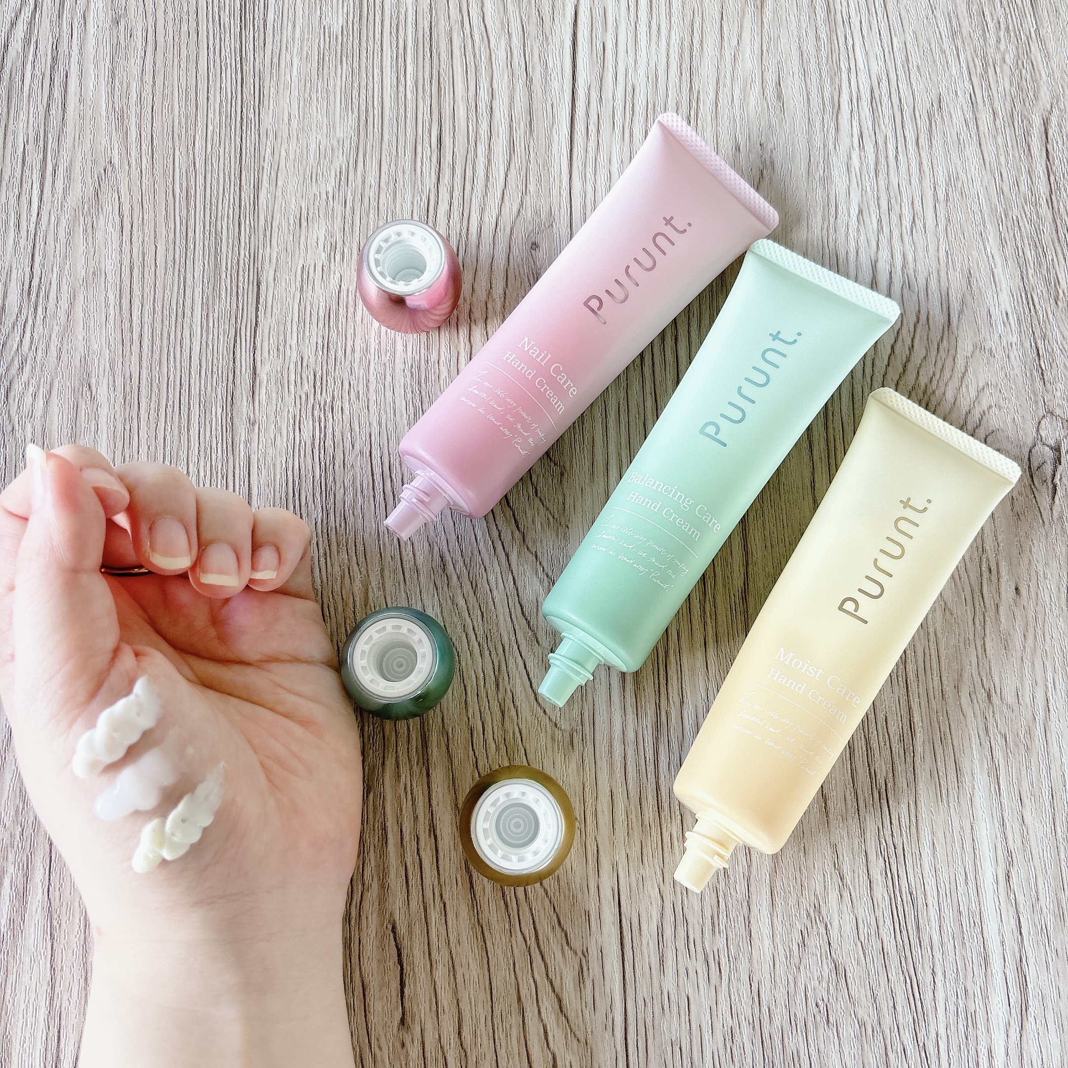 #PR プルントのネイルケア美容液ハンドクリームを頂いて使ってみました♥

それぞれ香りやテクスチャーも違って
塗り比べるのが楽しかった☺️🤎

緑のパケがさらさらなテクスチャーで
黄色とピンクがしっとり系

緑:ホワイトサボンの香り
黄