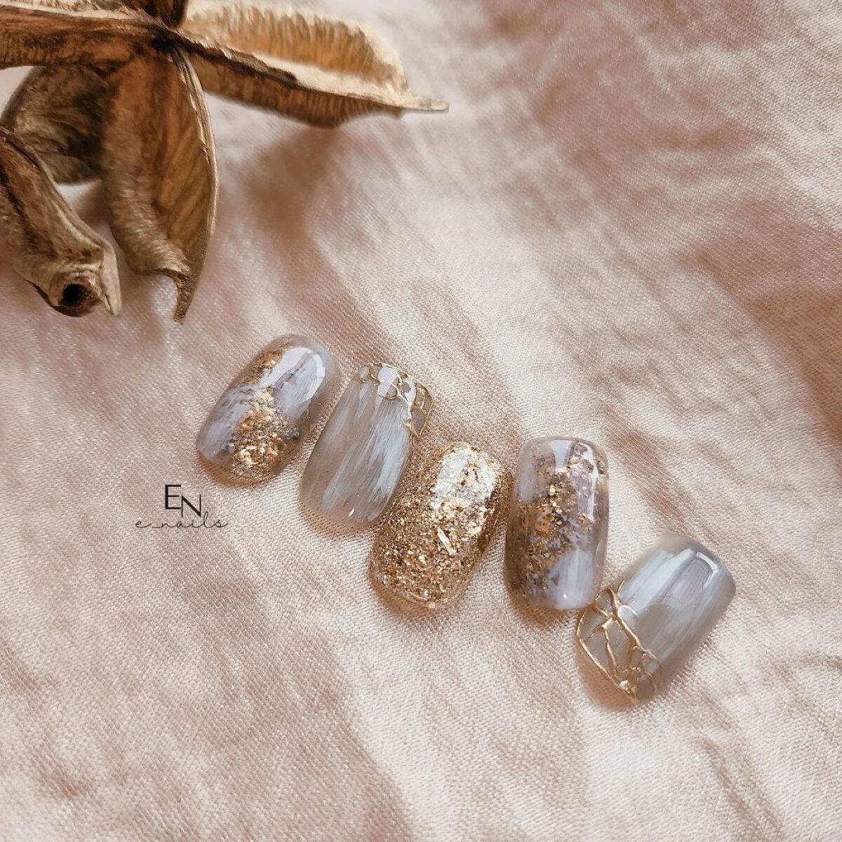 #セルフネイル,#ニュアンスネイル,#ブラウンネイル,#トレンドネイル,#オフィスネイル,#ゴールドネイルのネイルデザイン