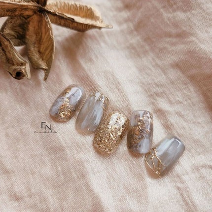 e_nails//フォロバ◎//ネイルとコスメ好きママ on LIPS 「綺麗めニュアンスネイル💅秋といえばブラウンにゴールド🥺@pet..」(1枚目)