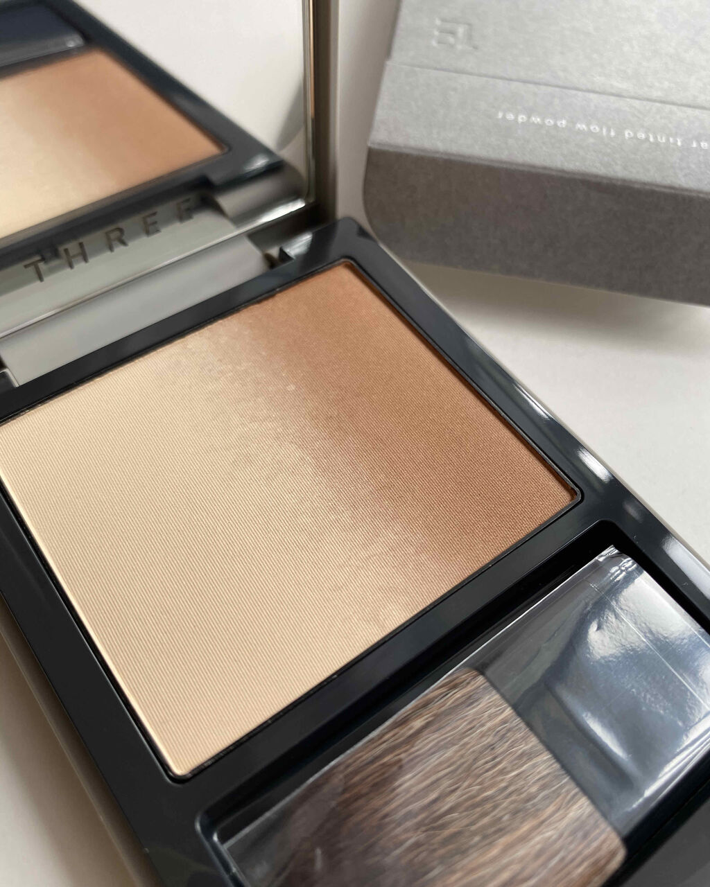 ソーラーティンティドフローパウダー/THREE/プレストパウダーを使ったクチコミ（2枚目）