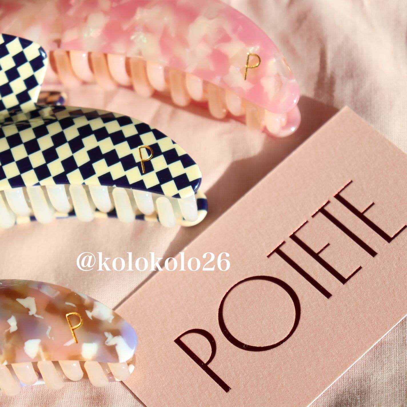 COLOさん˚✧₊⁎❝᷀ົཽ≀ˍ̮ ❝᷀ົཽ⁎⁺˳✧༚ on LIPS 「めっちゃ可愛いヘアクリップ💕仕事中はずっと髪の毛を纏めて上げて..」(1枚目)