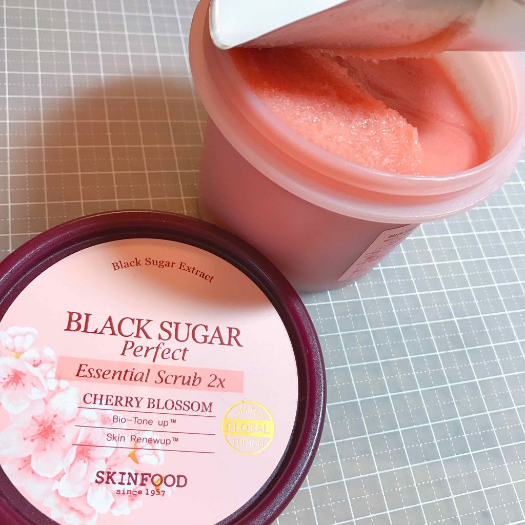 ブラックシュガー パーフェクトエッセンシャルスクラブ 2X チェリーブロッサム/SKINFOOD/洗い流すパック・マスクを使ったクチコミ(2枚目)