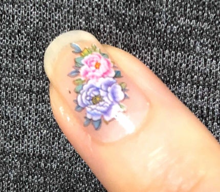 V.SNOW.B on LIPS 「☆Amazonネイルシールセット水に浮かべて貼るタイプのネイル..」(4枚目)