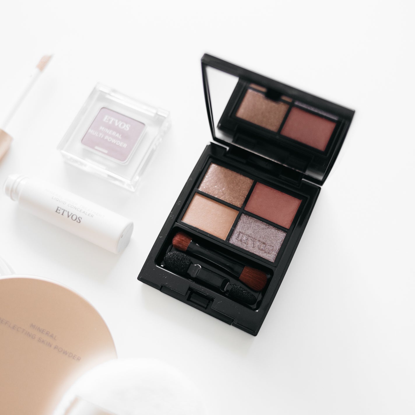 momoka on LIPS 「···▸スワイプでスウォッチあります✍🏻先日、ETVOSの新商..」(4枚目)