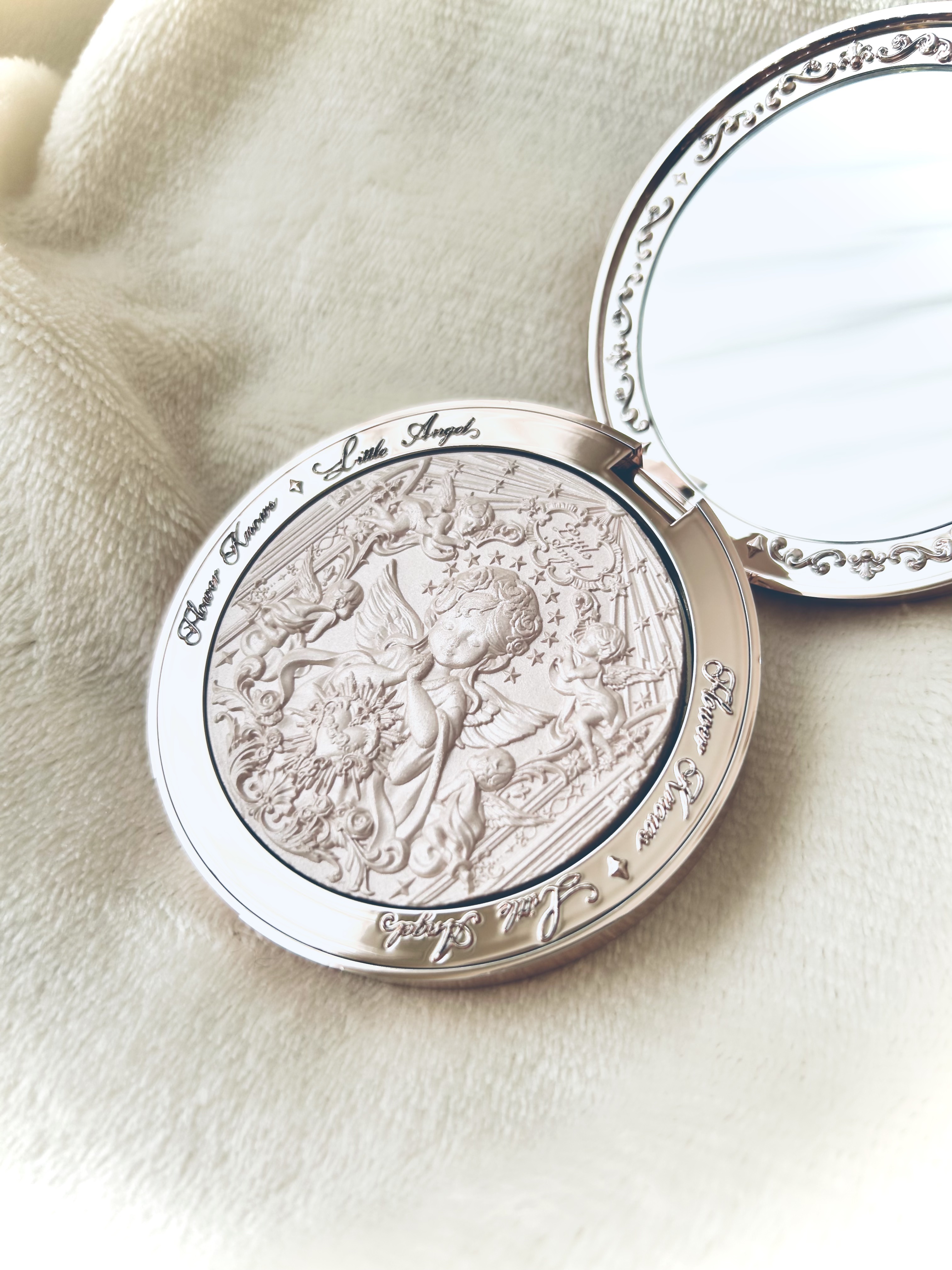 フラワーノーズ リトルエンジェルコレクション ハイライター L01 Eros's Fable (愛神寓言)/FlowerKnows/パウダーハイライトを使ったクチコミ（2枚目）