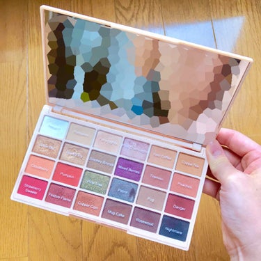 Revolution Soph Eyeshadow Palette/MAKEUP REVOLUTION/パウダーアイシャドウを使ったクチコミ（1枚目）