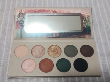 Hallo Berlin eyeshadow palette 10 essence