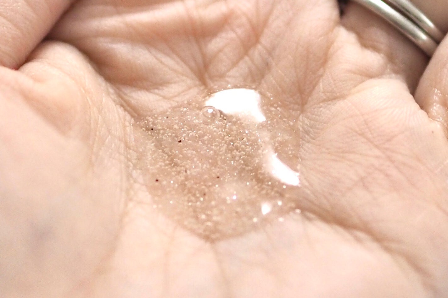 スクラブボディウォッシュ フラワーマーケット ホワイトチューリップ/LUV SCENT/ボディスクラブを使ったクチコミ(3枚目)