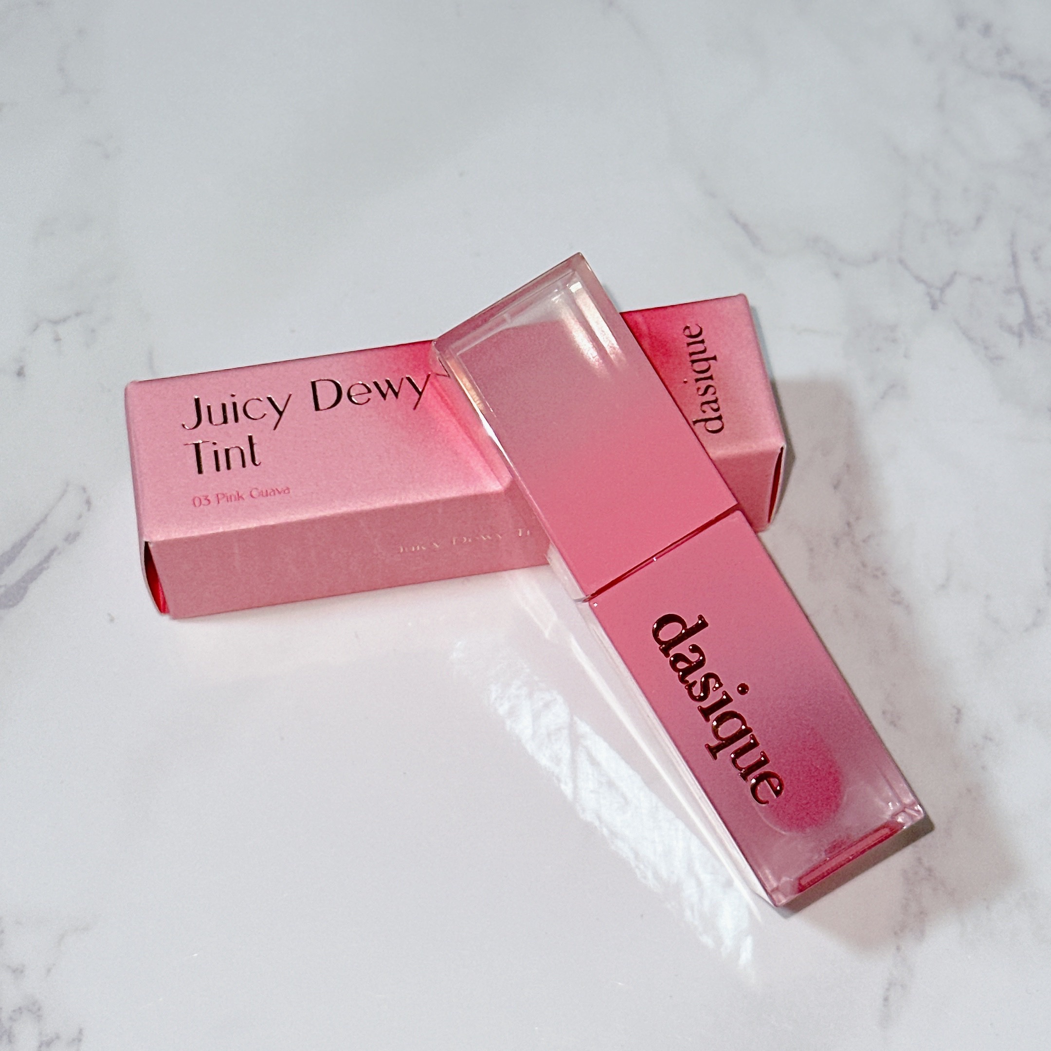 うさぎ舌👅リップが流行ってるみたいで
オススメに出てきた
このティントを購入してみました🐰

けっこう、うさぎの舌の色に近くてびっくり🫢
うるツヤピンクティントで、食事をしても
色が落ちにくい可愛いティントでした👍🏻

ぜひうさぎ