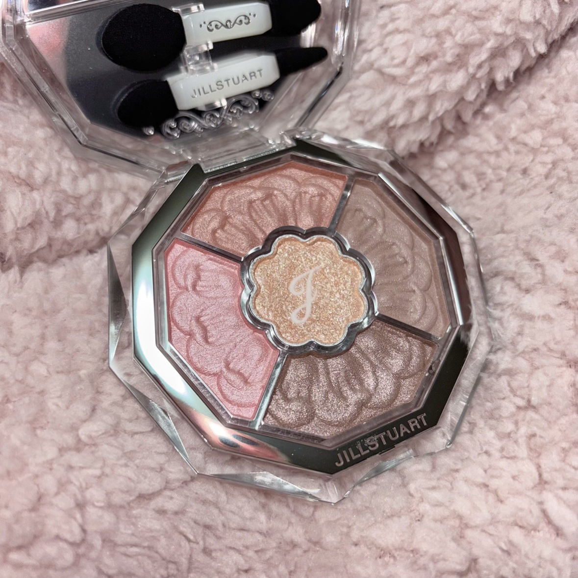 ジルスチュアート ブルームクチュール アイズ　ジュエルドブーケ 01 cymbidium cameo/JILL STUART/アイシャドウパレットを使ったクチコミ（1枚目）