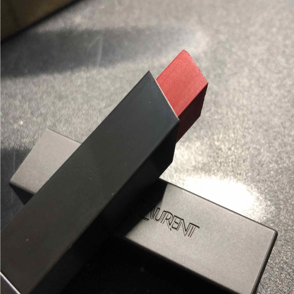 ‪ルージュピュールクチュール  ザ スリム 5

‬
‪DMがきてからずっと気になってたけど…
少し塗りにくさを感じます
突っ張る感じというか…

これは唇の皮剥けが心配かも。
ベースに保湿系のものを使った方がいいと思います。
マット感は少