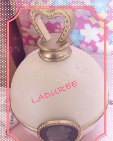 ‧✧̣̥̇‧✦‧✧̣̥̇‧✦‧✧̣̥̇‧✦‧✧̣̥̇‧✦
LADUREE ラデュレ
フェイスパウダーN01

粒子が細かくて、とてもキラキラした仕上がりで、顔色がパッと華やぎます。

化粧崩れもなく、と