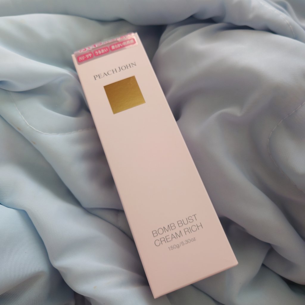            🍑PEACH JOHN ボムバストクリーム　リッチ🍑
バズったりしてずっと気になってたけど購入する機会がなかなかなかったピーチジョンのバストケアクリーム🍑
ピーチジョンさんの公式SNSでリニューアルしてバージョン