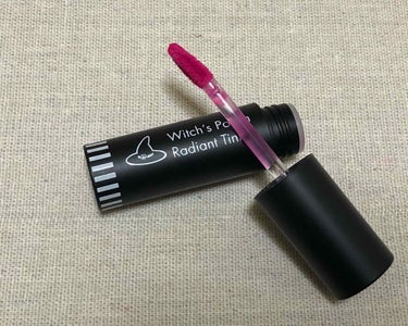 ウィッチズポーチズのグロスです💄💋

買ったのは03 ファンキーブルームーンになります✨
めちゃくちゃ高発色😳✨
たった一塗で、つやつやで華やかな唇になります！！
ブラシタイプで使いやすいグロスタイプのティントです。
ティントなのでモチはいいですが、かなりの青みピンクなのでデイリー使いには向かないかと💦
だけど、ティッシュオフしたり、中央にのせてグラデーションにすれば使えるなって感じです❣️❣️
後は、ビタミンＥやオリーブオイル配合なので、唇に優しいです😉🍀

ただ匂いが結構キツい😰
甘い香りが私には無理でした🌀の画像 その1