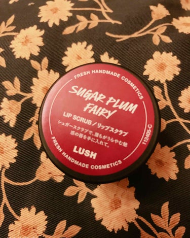 LUSH SUGAR PLUM FAIRYを紹介します🍇

こちらはクリスマス限定のリップスクラブ
で、スクラブの中にシルバーのラメが
入っています。(クリスマスの時期に投稿
できなくてすみません😫🎄)