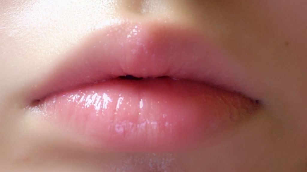 LIP38℃ +UnFrame<ホログラフィック>/UZU BY FLOWFUSHI/リップグロスを使ったクチコミ（2枚目）