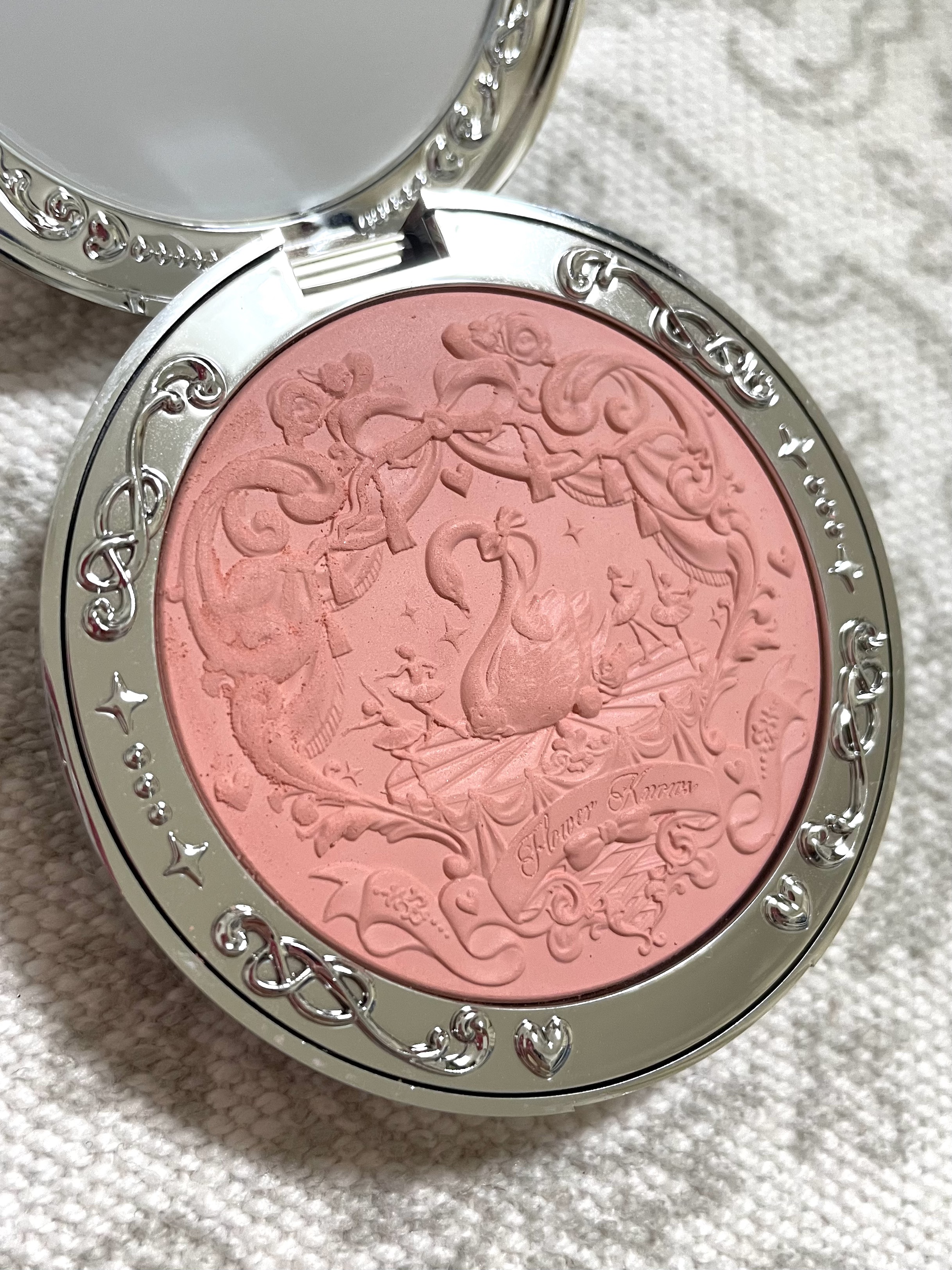 フラワーノーズ スワンバレエシリーズ ブラッシュコンパクト 05 ドリーミーシーズン/FlowerKnows/パウダーチークを使ったクチコミ（2枚目）