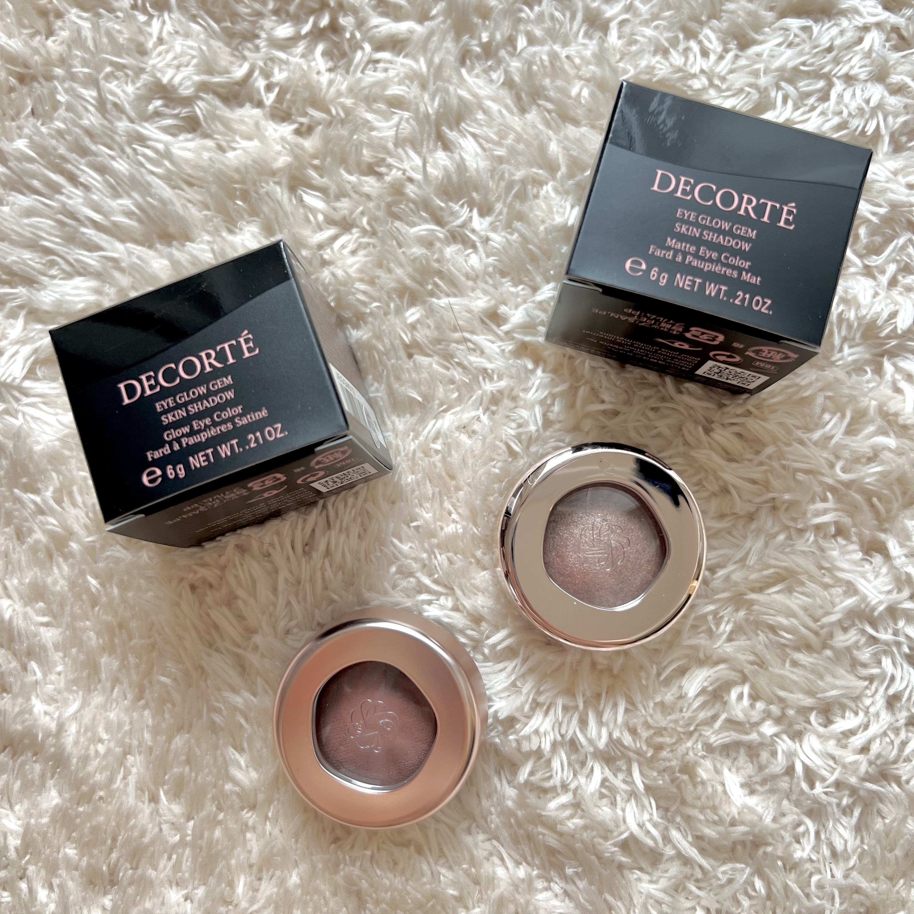 新作アイグロウジェム！

ベストセラーの大人気アイグロウジェムか、光る透けツヤアイカラーとして、進化！

濡れたような艶と湿度を含んだマットの2タイプの質感！

溶け込むようにフィットしてくれて、透明感ある自然な発色で美しい仕上がりが持続し