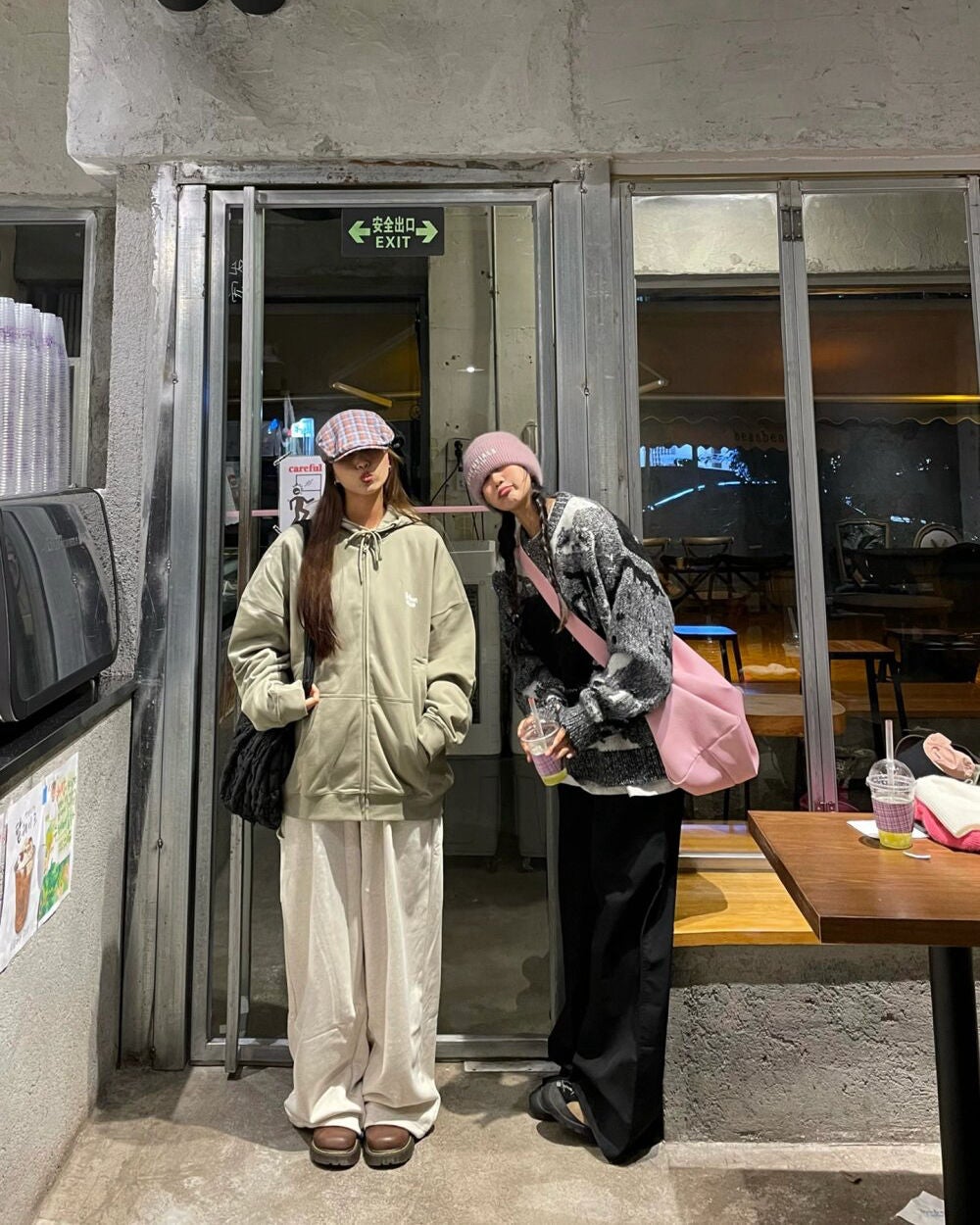 ひとみ on LIPS 「友達と会う#コーデ#ファッション#美容学生#ヴィンテージ雑貨#..」(1枚目)