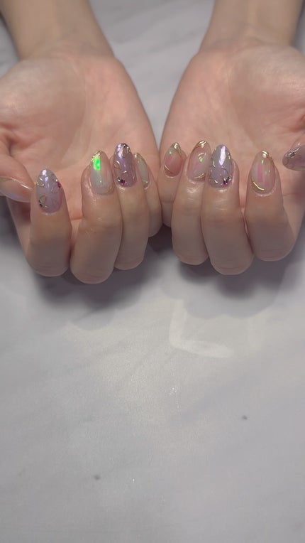 #オーロラネイル,#梅雨ネイル,#夏ネイル,#パープルネイル,#フラワーネイル,#手描きネイル,#きれいめネイル,#上品ネイル,#透け感ネイル,#韓国ネイル,#トレンドネイル,#ニュアンスネイルのネイルデザイン