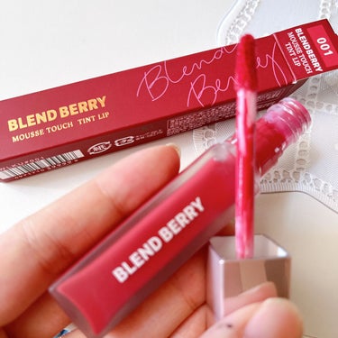 


BLEND BERRY   ブレンドベリー
ムースタッチティントリップ 001(ピンクピタヤ)

美発色セミマットリップ👄
ベリーをまんま塗ったようなシリーズ

普段あんまりピンク！って買わないけれど
001(ピンクピタヤ)は肌なじみも良く無理せず使える
ほどほど可愛いピンク系💕笑

✴︎塗り方次第で高発色なセミマット質感から
マットなグラデーションも可能◎
（画像ではティッシュオフ後と比較用で全体にたっぷり塗っています笑）

唇の中心に塗り、指で優しくぼかすのが
割と綺麗に色づいておすすめ！
チップはふかふか柔らかめ

✴︎濃密ベリーの香り🫐
ふんわりと香る程度ですが、それだけでなんだか
かわいい気分になれちゃう☺️

#BLENDBERRY #ムースタッチティントリップ #001 #ピンクピタヤ #小嶋陽菜 #リップティント #ピンクリップ  #ハロウィンメイク の画像 その1