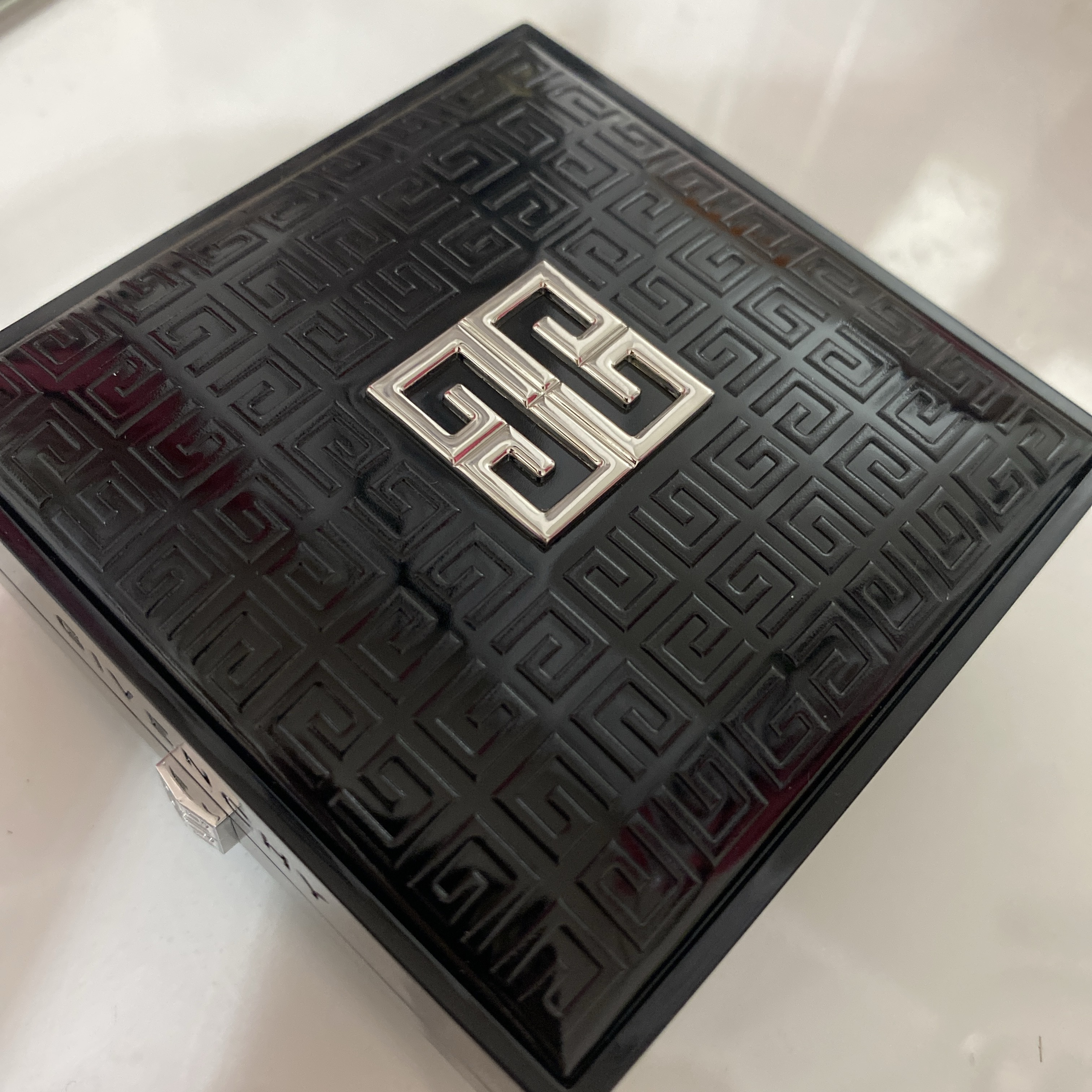 プリズム・リーブル・スキンケアリング・グロウ・クッション 1-C105	/GIVENCHY/クッションファンデーションを使ったクチコミ（1枚目）