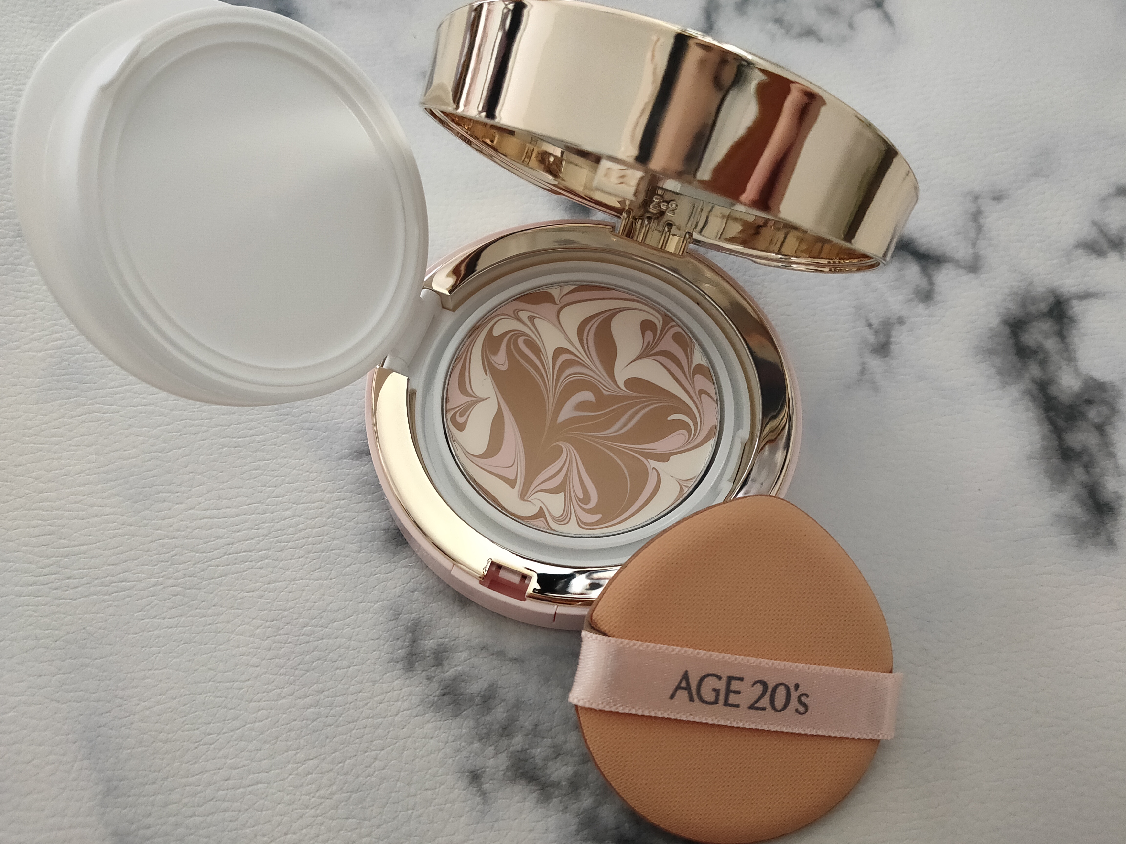 エッセンス カバー パクト モイスチャー/AGE20’s/リキッドファンデーションを使ったクチコミ（2枚目）