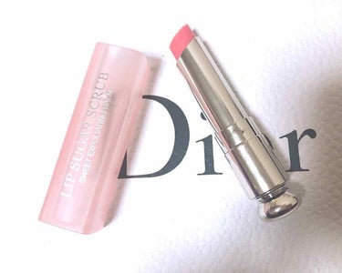 Diorのディオールアディクトスクラブ&バーム001番です🙌
リップを使用する前の下地として使用してます💓
唇に塗り馴染ませた後砂糖の粒が溶けてプルンとした唇に仕上げてくれます☺👏
唇が荒れないようにケ