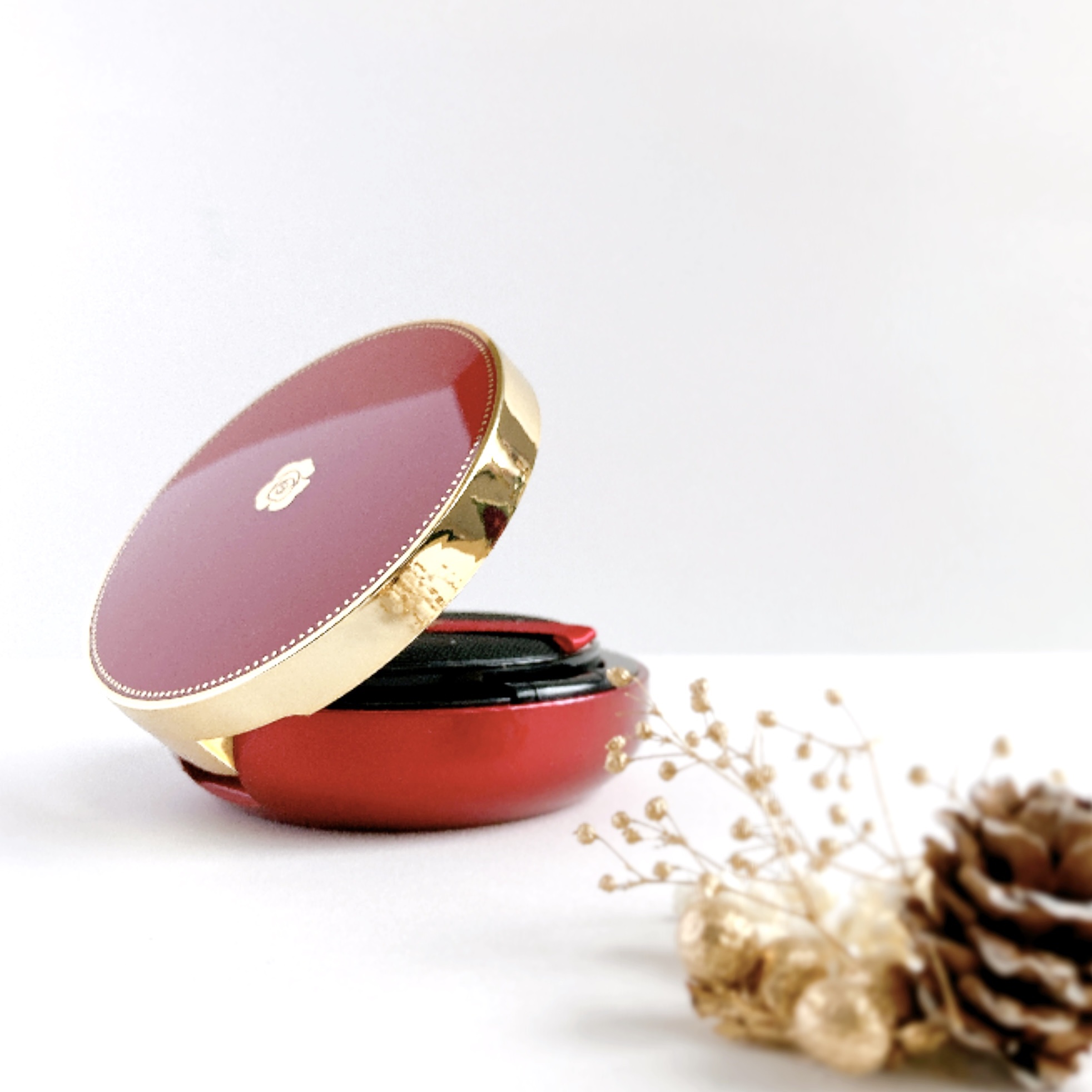 
細かい粒子が肌の表面の凹凸を埋め、光を拡散。
ぼかし効果によって気になる毛穴やシワを自然にカバーし、ソフトフォーカスパウダーが透明美肌へ導きます⸜🙌🏻⸝‍
カバー力もありながら、うるツヤに長けているファンデーションです☺️
⁡
⁡
箱