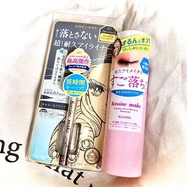 @ cosmeストアOSAKA購入品と、いただいたプレゼントです。



プレゼントは、まつ毛美容液ミニサイズと、眉毛のお手入れセット(ハサミや毛抜き、ブラシ)でした😅



イベントについて、詳しくは前回のポストをご覧いただけたらと思います🌸




今回の購入品は、リキッドアイライナーのチャコールブラックと、ポイントメイクリムーバー。



リキッドアイライナーは、ヒロインメイクが好き❤️

描きやすいし失敗しにくい、パンダにならないウォータープルーフで、グレージュを愛用してましたが、チャコールブラックのグレーの色みや濃さが、黒でもなく浮くような個性的ないかにもなグレーじゃないのがピンときて、ニュアンス出て締まるカラーがええ感じ😻




リキッドアイライナーは、パケがプラスチックよりアルミパケ派！

アルミパケにしてはプチプラなのも、やっぱヒロインメイクをリピしちゃう理由😅




ポイントメイクリムーバーも買いました。

マスカラリムーバーもあったけど、私はマスカラ型のマスカラリムーバーは、プチ潔癖なので、マスカラがベタっとついて、それを戻したら中が汚くなって菌が気になるから抵抗が💧


マスカラもマスカラリムーバーも、早く使い切らないと衛生面で良くないってのもあり、ポイントメイクリムーバーが欲しかったのでそっちにした。



メイク落ちは良かったけど、シトラス精油の香りは
なくていいのに💧
無香料でいいって思う💔




あんまりマスカラ使わないし、マツ育頑張るぞ✋🏻

下まつ毛が欲しいし、上まつ毛は目頭側をのばして
全体的にまつ毛増えたらな🤔



#ヒロインメイク#プライムリキッドアイライナー リッチキープ#07チャコールブラック#スピーディーポイントメイクリムーバー#アイラッシュセラムEXの画像 その1