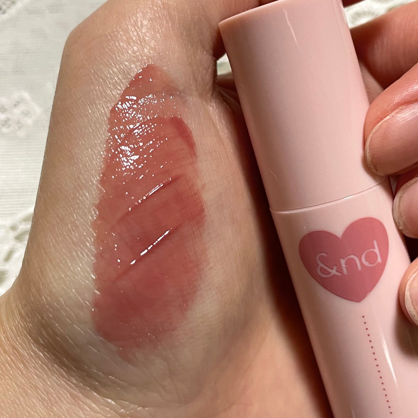 アンドバイロムアンド グラッシーボムティント/&nd by rom&nd/リップティントを使ったクチコミ(2枚目)