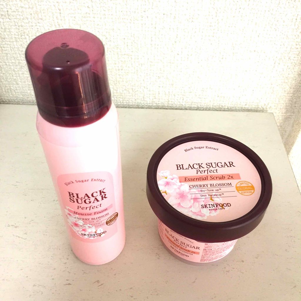 ブラックシュガー パーフェクトエッセンシャルスクラブ 2X チェリーブロッサム/SKINFOOD/洗い流すパック・マスクを使ったクチコミ（1枚目）