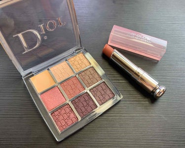 #Dior #ローズウッド #アイシャドー
手元に届いたー！
Diorのローズウッドカラー(^o^)

マットな質感とシマー、パール、アイシャドー下地も入って盛り沢山のパレット！！

右下のカラーでアイ