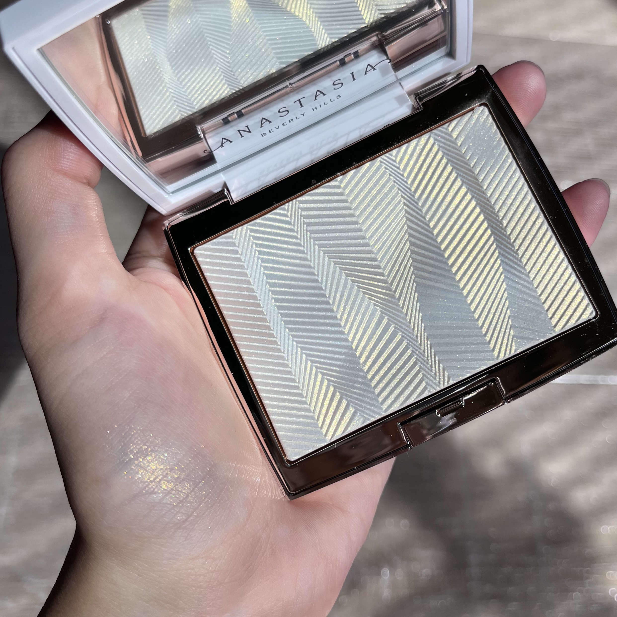 試してみた】iced out ハイライター アナスタシア ビバリーヒルズの