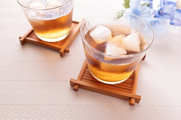 麦茶の入ったコップ2つ