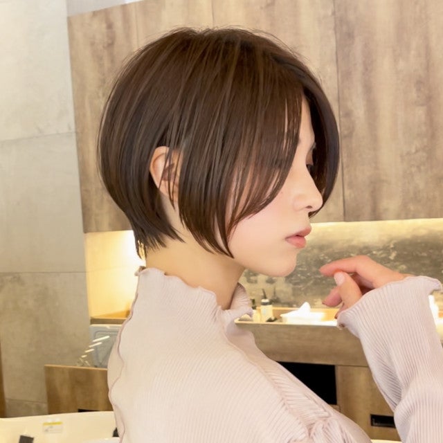 ショートカットの女性の横顔