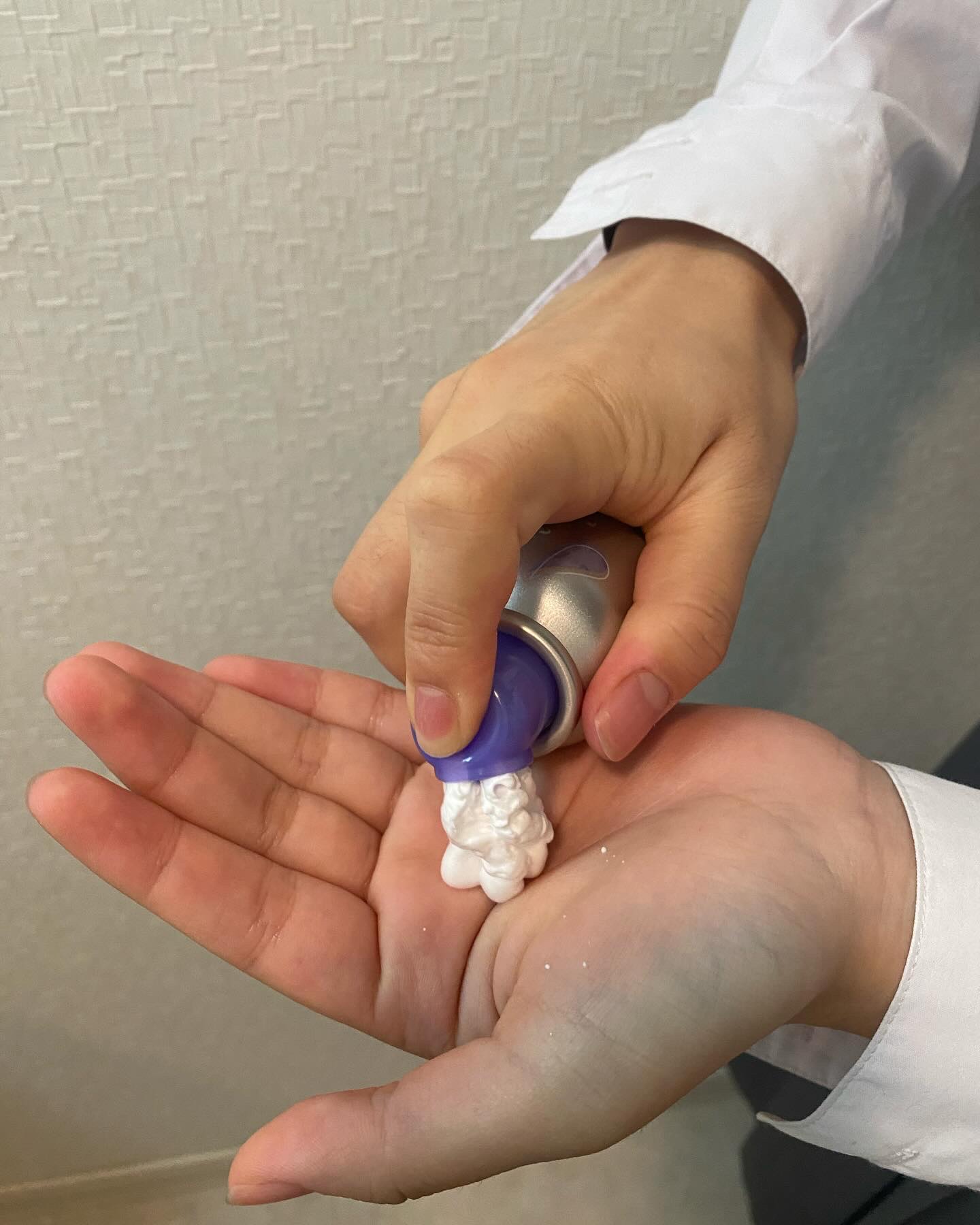 Me&Her ミーアンドハー　フェザリーオイルフォーム　のクチコミ「Me&Her フェザリーオイルフォーム

ロングでダメージ強めの髪。
ケアをしていても、年中パ.....」（2枚目）