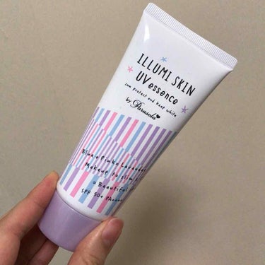 パラソーラ イルミスキンUVエッセンス
SPF50+ PA++++

パープルな日焼け止めです！
スキンアクアよりもクリーミーで、パープル味が強いです！

2枚目はスキンアクアとの比較です。
(汚ったな