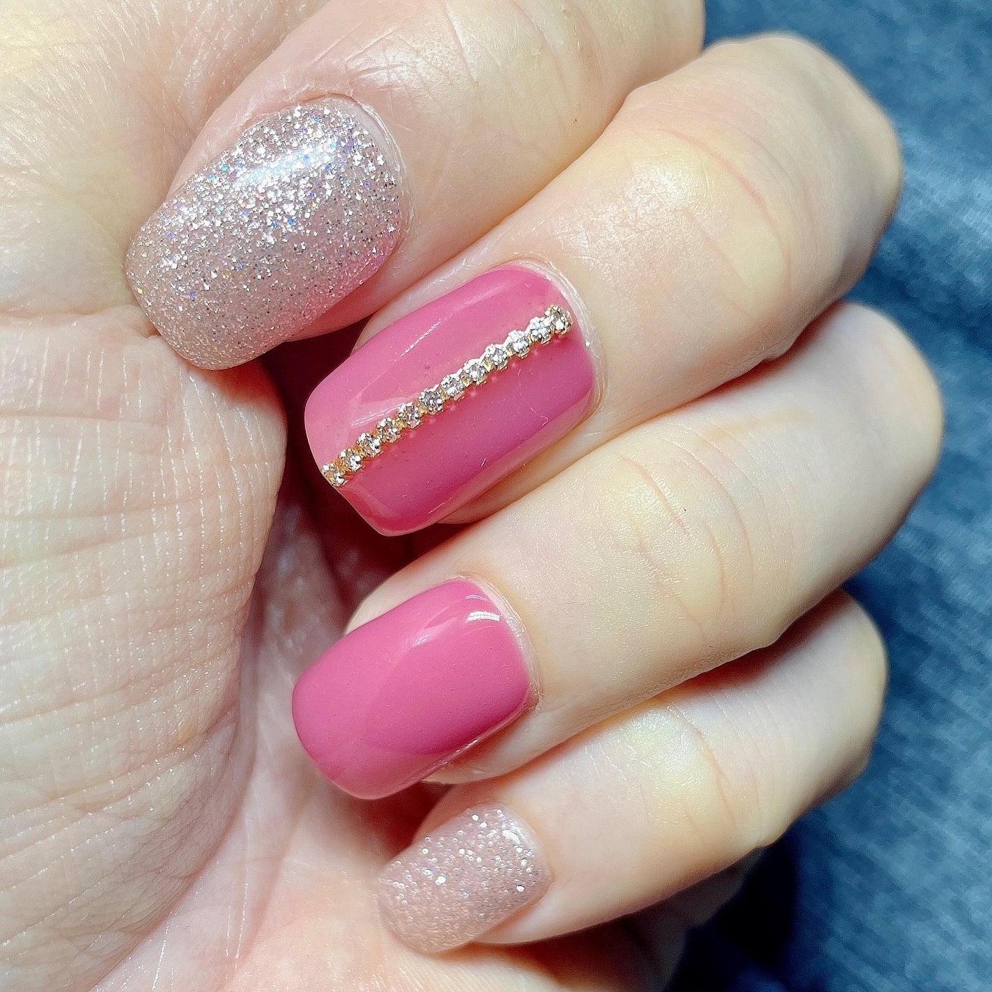 ♡𝙗𝙚𝙠𝙞♡フォロバ100%♡ on LIPS 「newnali🩷明るめピンクにゴールドチェーン🩷💛オーロラに輝..」(2枚目)