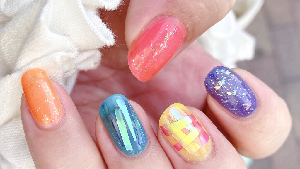 DAISO
Somptueux　ソンプチューネイルポリッシュ

ダイソーのネイルポリッシュで
こんなに可愛いなんて
凄い世の中になったもんだな〜。

ソンプチューのネオンカラー
本当おすすめですよ〜🥳

ネオンにオーロラフィルムを切って閉