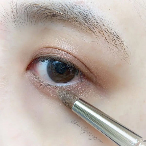 アイメイクの正しい順番を徹底解説【初心者必見】二重のり・つけま・ビューラーの順番まで!