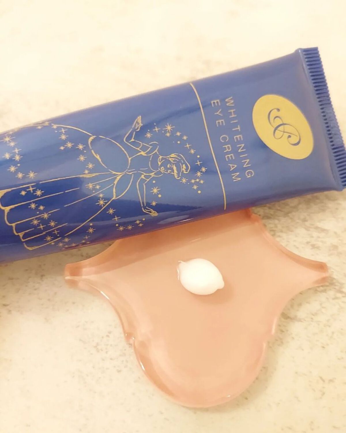 プラセホワイター プラセホワイター 薬用美白エッセンスクリームのクチコミ「こっくりめのテクスチャー。

伸びもよくはないけど、その分密着感がある。

気になる部分にピタ.....」（2枚目）