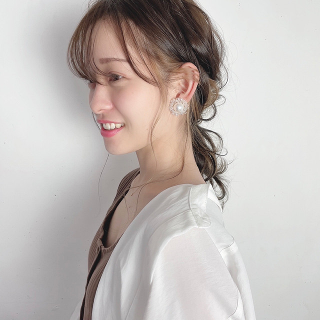 長め＆少なめ触覚のローポニスタイルの女性