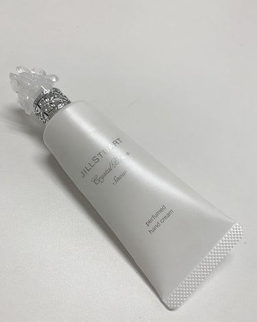 JILLSTUART クリスタルブルームスノー　ハンドクリーム
高いハンドクリームには手を出さん！と思っていましたが、店頭で香りを試したら買うしかない思考となっていました。。。

初めは香りを楽しもう！