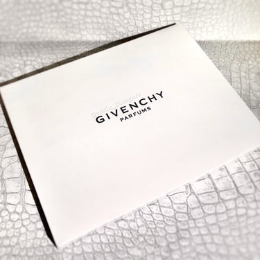 Eririn🌹フォロバ100 on LIPS 「GIVENCHYのノベルティが可愛すぎる♡4Gロゴの白ポーチꕤ..」（5枚目）