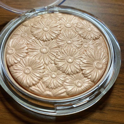 パウダー ポップ フラワー ハイライター/CLINIQUE/パウダーハイライトを使ったクチコミ(2枚目)